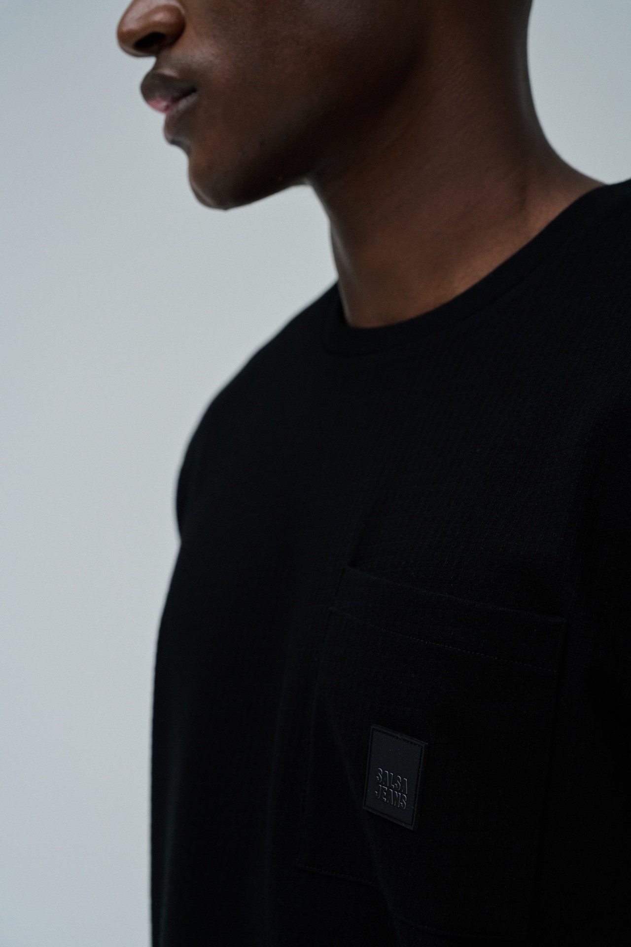 T-SHIRT TEXTURADA COM BOLSO