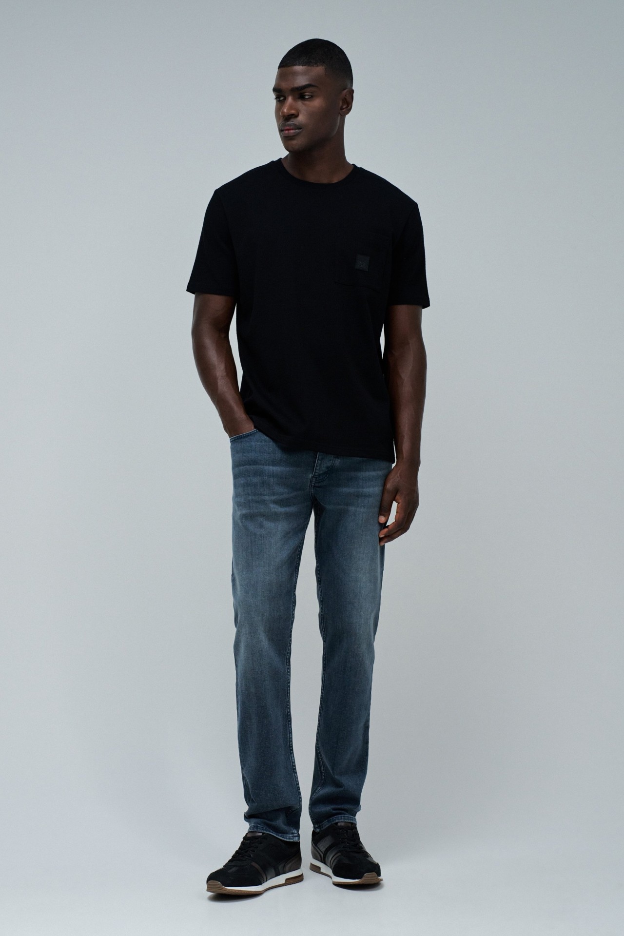 T-SHIRT TEXTURADA COM BOLSO