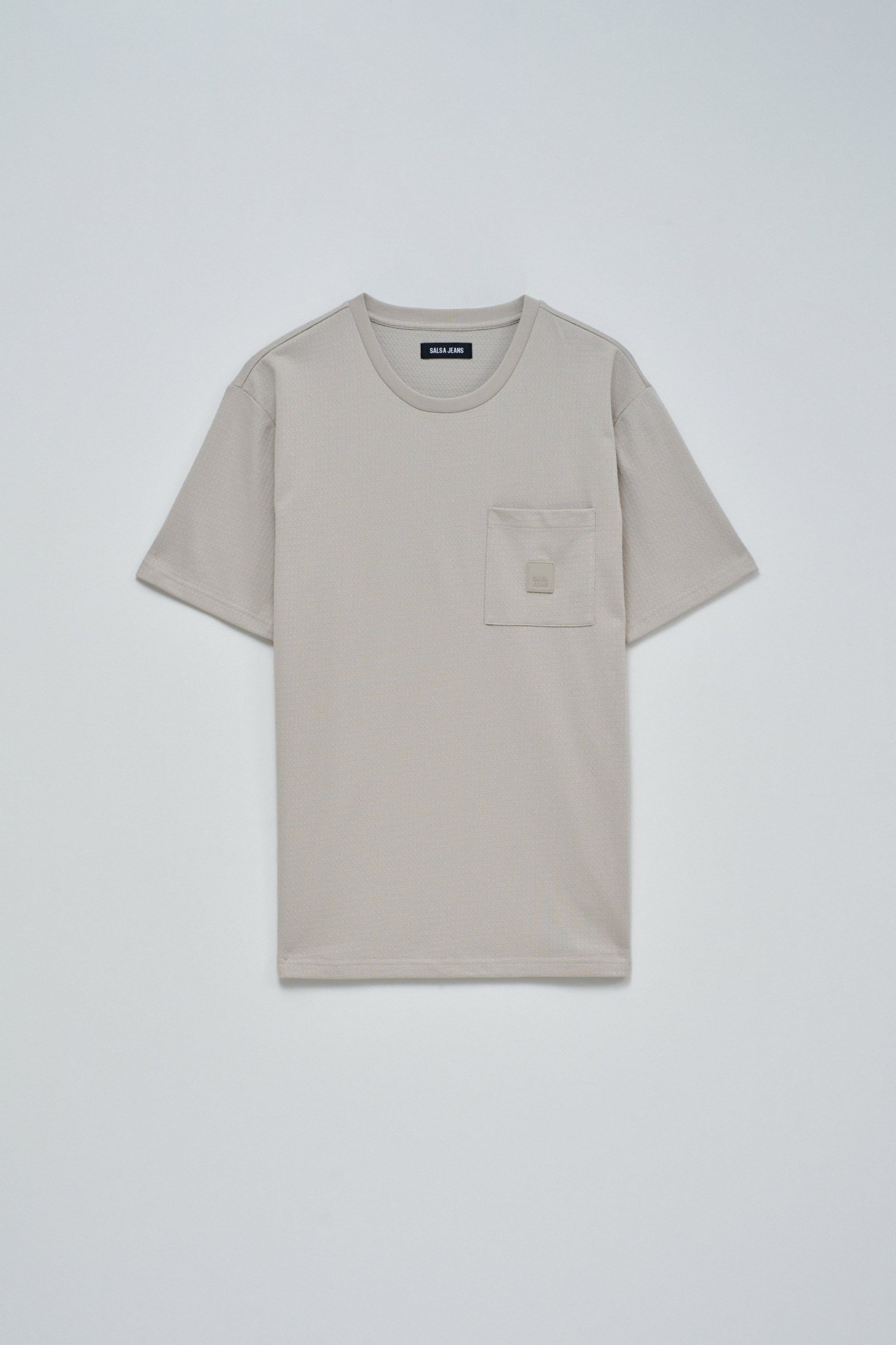T-SHIRT TEXTURADA COM BOLSO