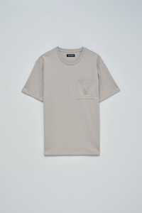TEXTURIERTES T-SHIRT MIT TASCHE