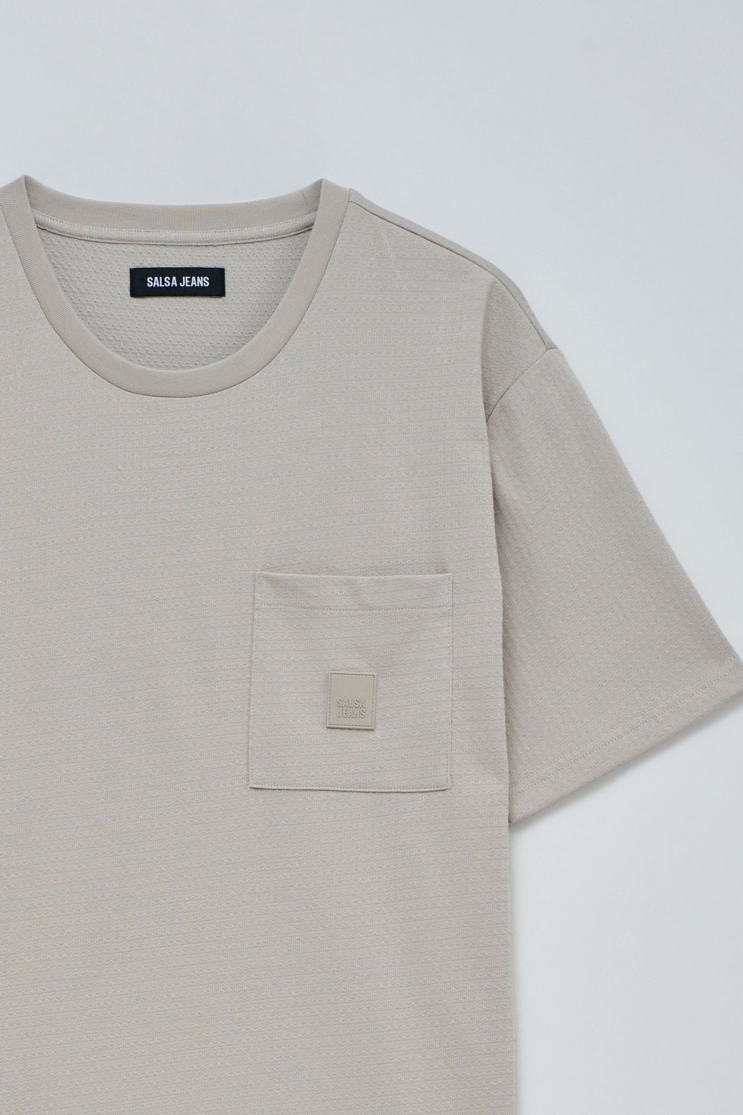 TEXTURIERTES T-SHIRT MIT TASCHE