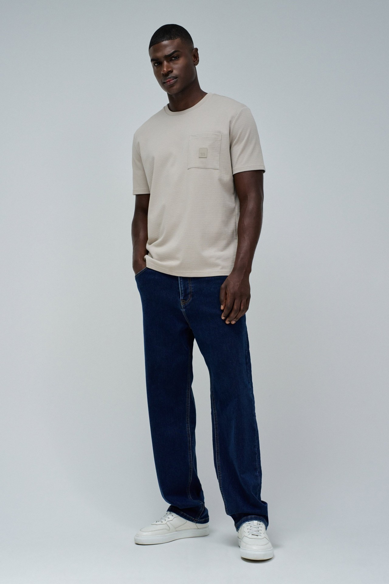 T-SHIRT TEXTURADA COM BOLSO