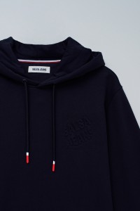 KAPUZENPULLI MIT BRANDING