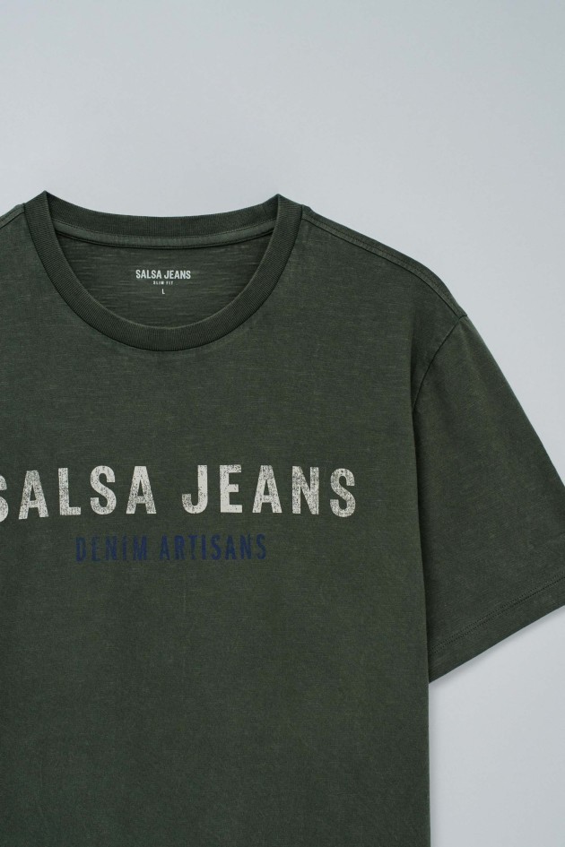 T-SHIRT MIT BRANDING