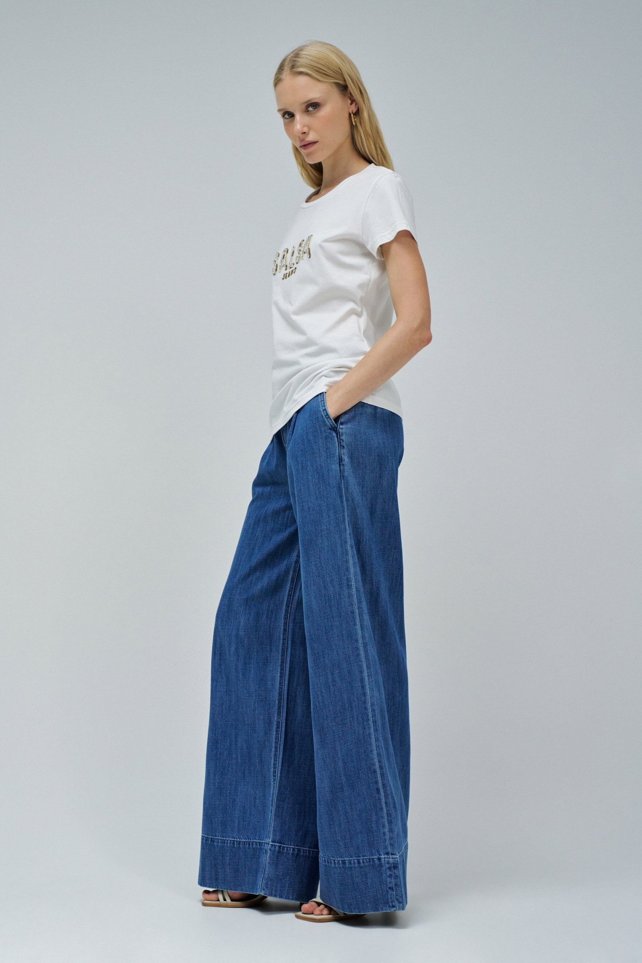 T-SHIRT WITH BRANDING