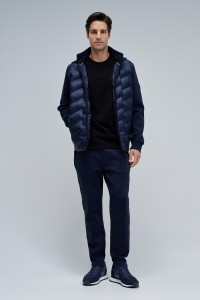 GEPOLSTERTE JACKE AUS VERSCHIEDENEN MATERIALIEN