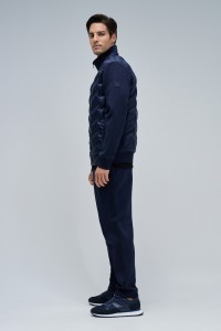 GEPOLSTERTE JACKE AUS VERSCHIEDENEN MATERIALIEN