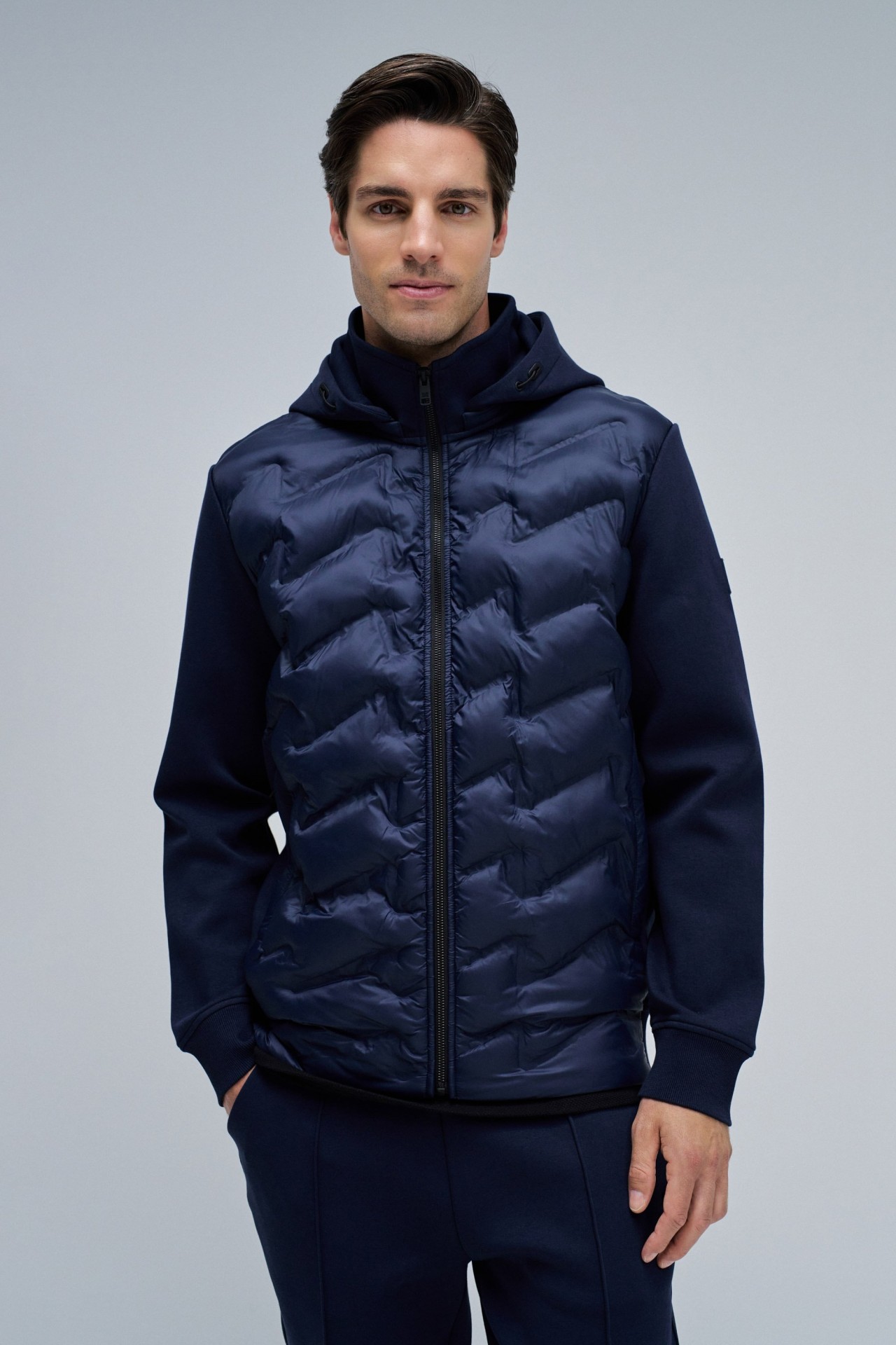 GEPOLSTERTE JACKE AUS VERSCHIEDENEN MATERIALIEN