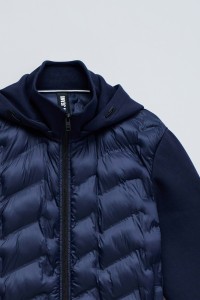 GEPOLSTERTE JACKE AUS VERSCHIEDENEN MATERIALIEN