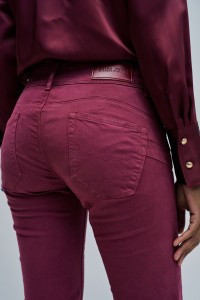 SECRET PUSH IN STRAIGHT JEANS