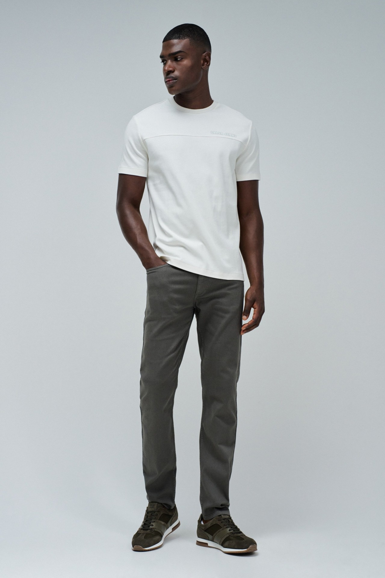 T-SHIRT AVEC LOGO