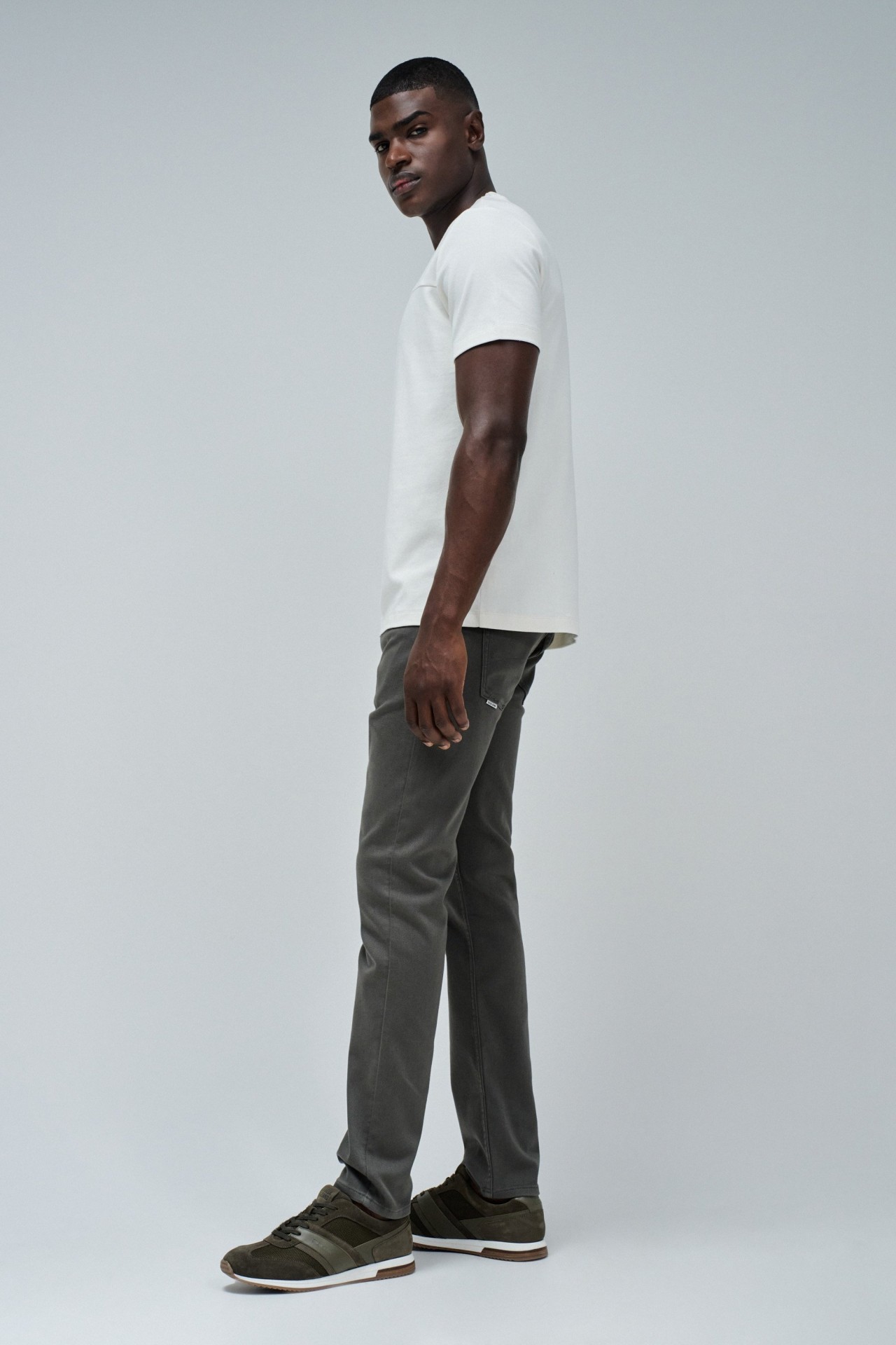 T-SHIRT AVEC LOGO