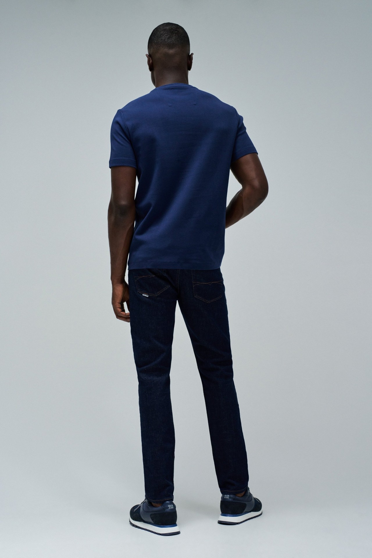 T-SHIRT AVEC LOGO