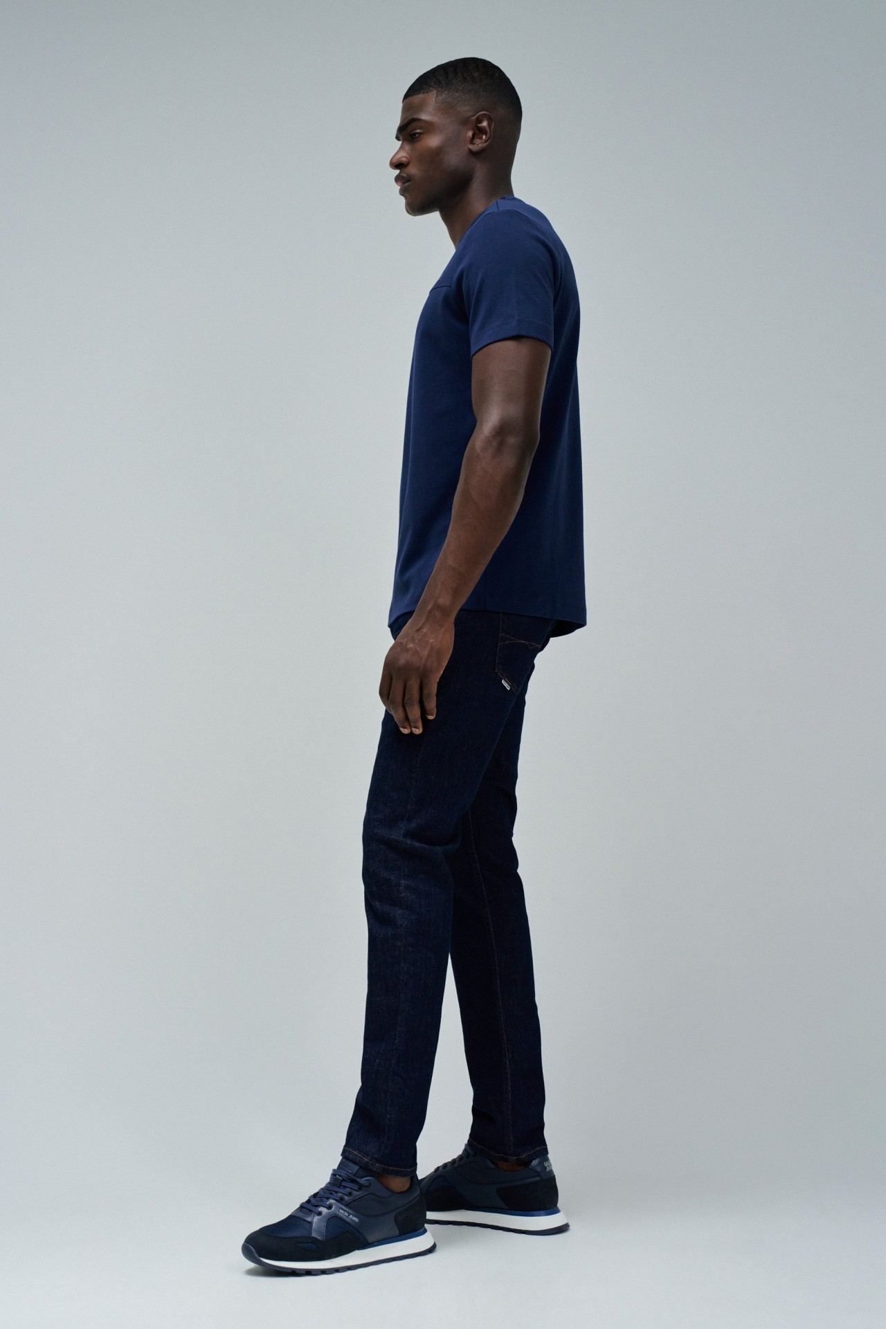 T-SHIRT AVEC LOGO