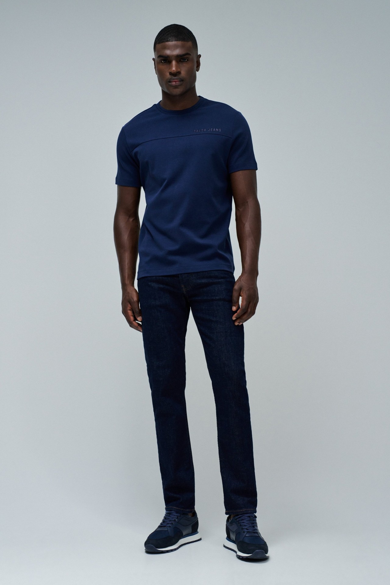 T-SHIRT AVEC LOGO