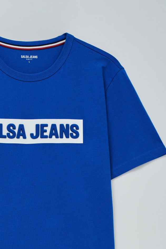 T-SHIRT COM BRANDING EM RELEVO