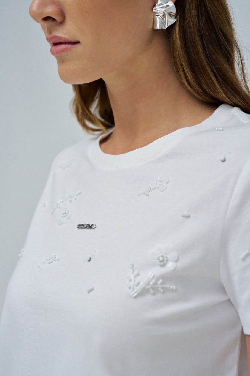 T-SHIRT MIT PERLEN