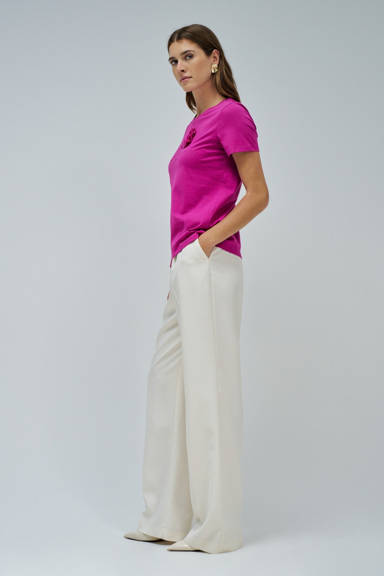 CAMISETA CON APLICACIONES DE FLORES