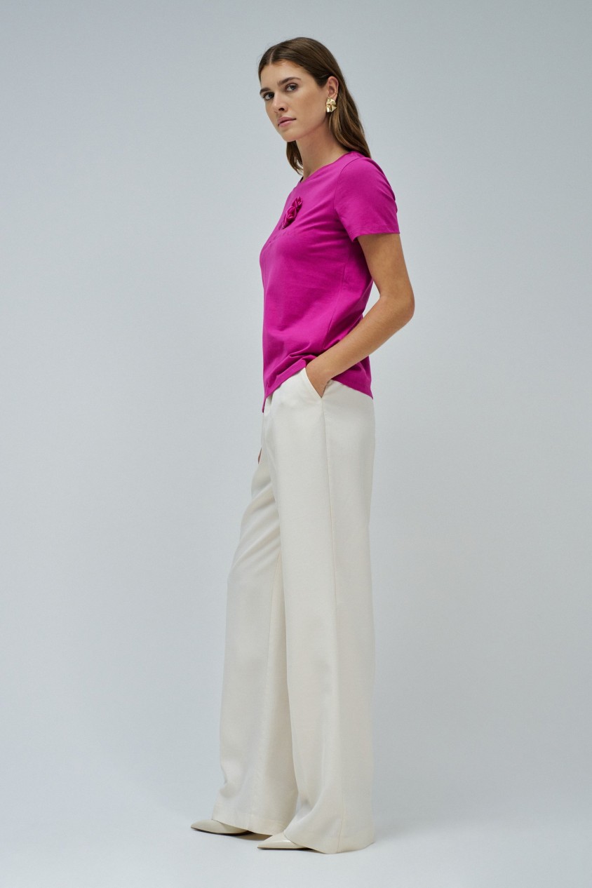 T-SHIRT MIT BLUMENAPPLIKATIONEN