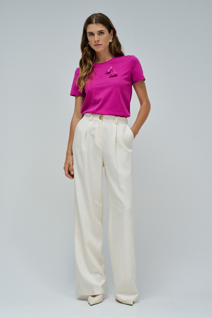 T-SHIRT MIT BLUMENAPPLIKATIONEN