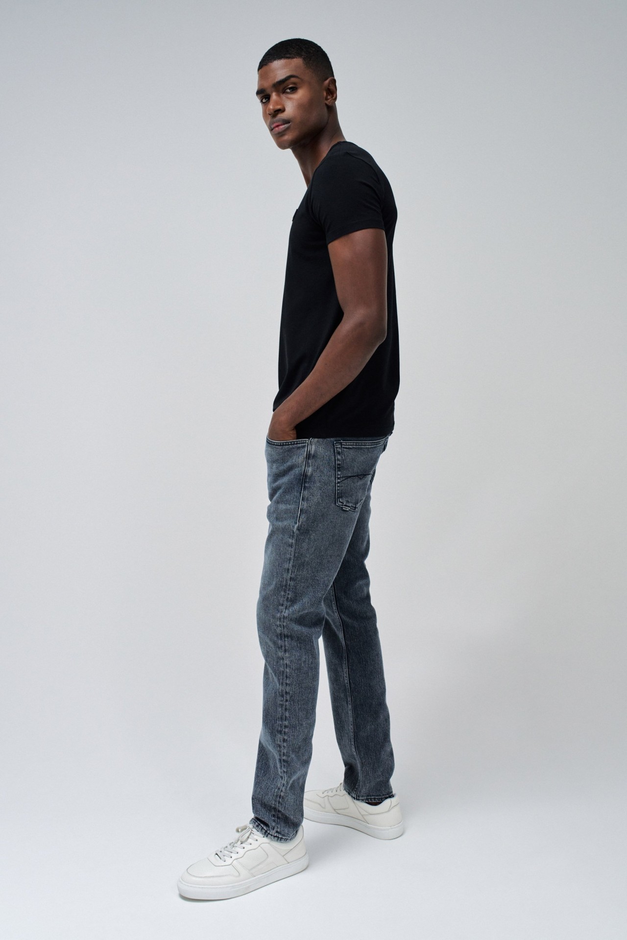 T-SHIRT AVEC LOGO