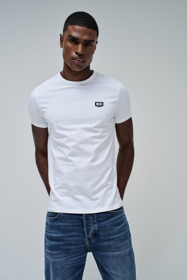 T-SHIRT MIT BRANDING