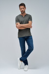 T-SHIRT AVEC LOGO