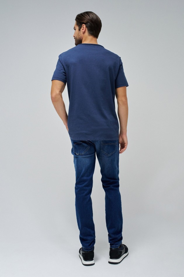 T-SHIRT MIT BRANDING