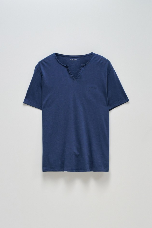 T-SHIRT MIT BRANDING