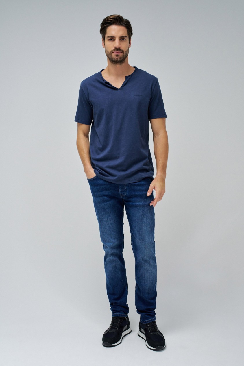T-SHIRT AVEC LOGO