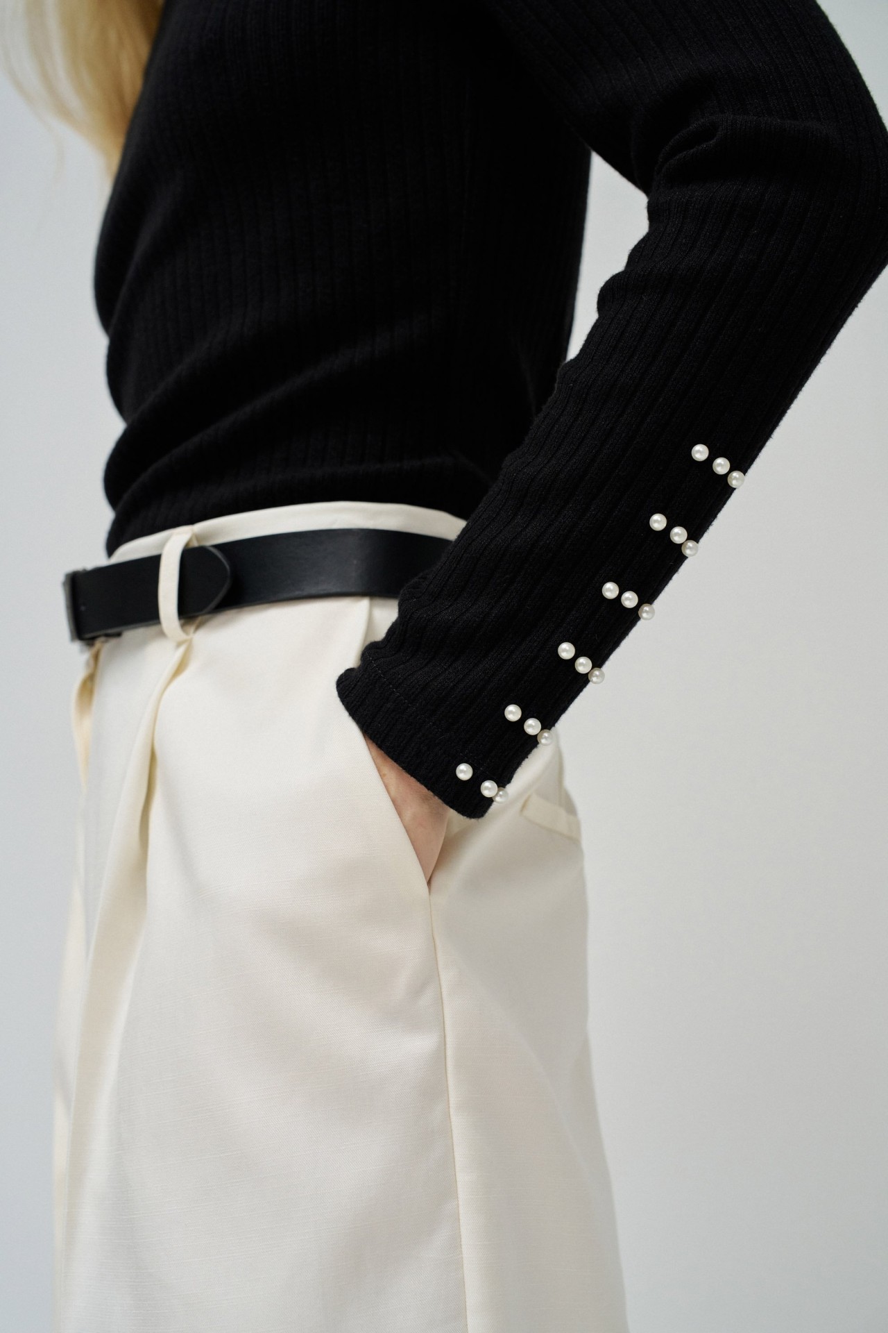 FINE RIBBED KNIT SWEATER