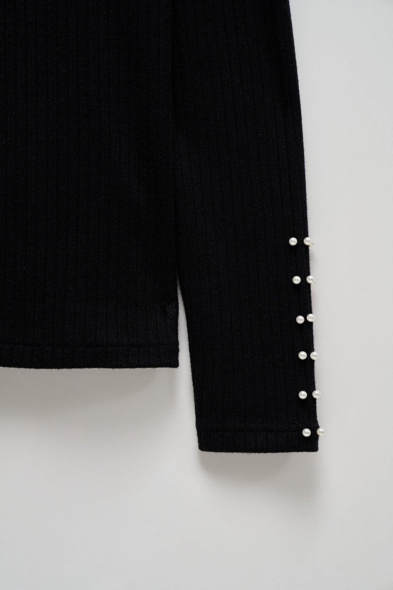 FINE RIBBED KNIT SWEATER