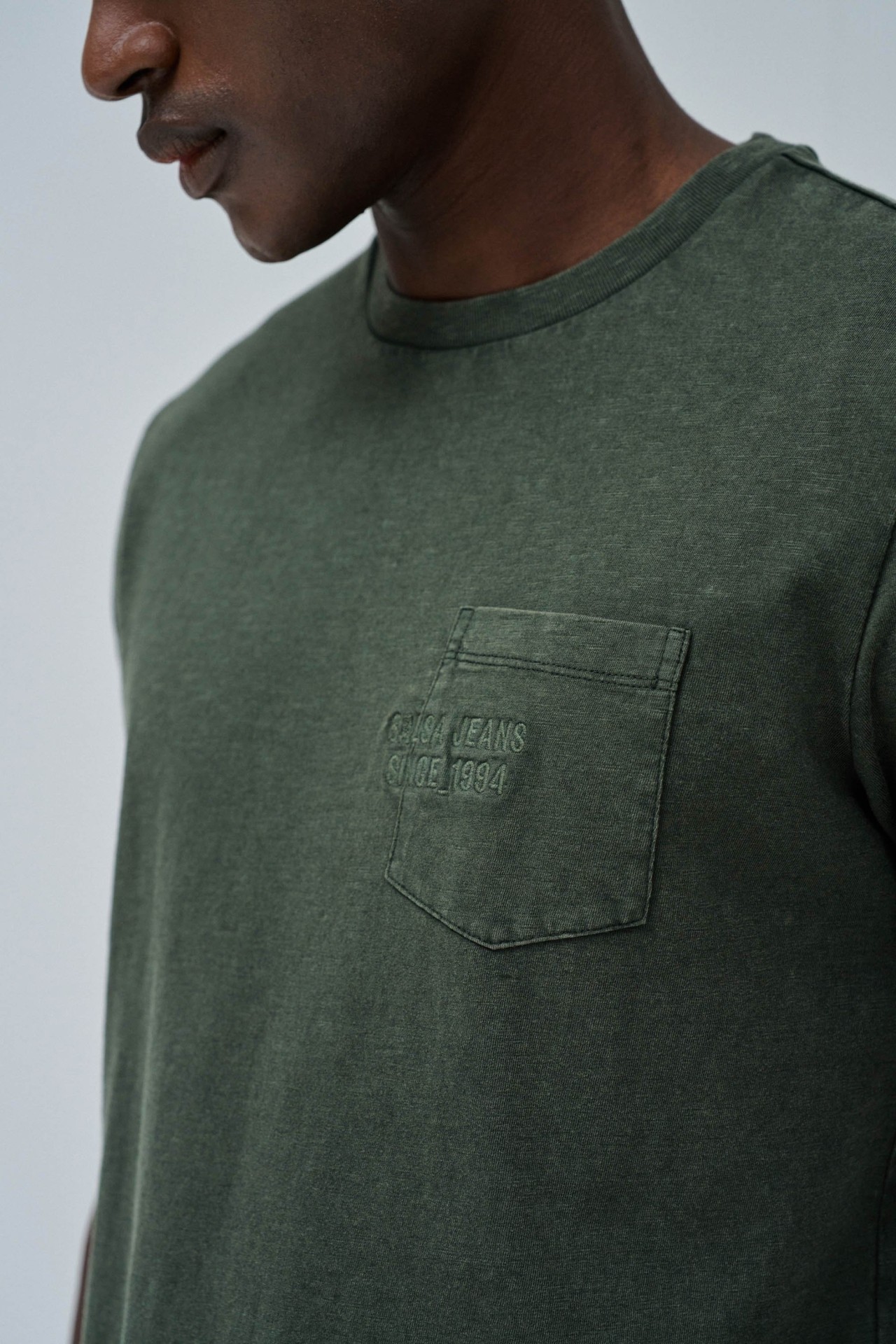 T-SHIRT WITH BRANDING