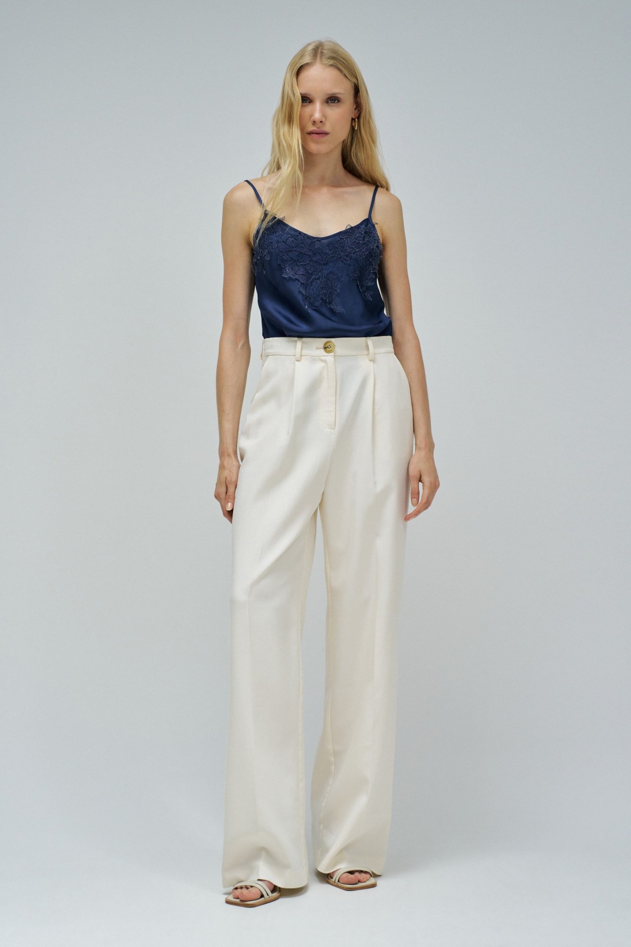 TOP SATINADO CON ENCAJE