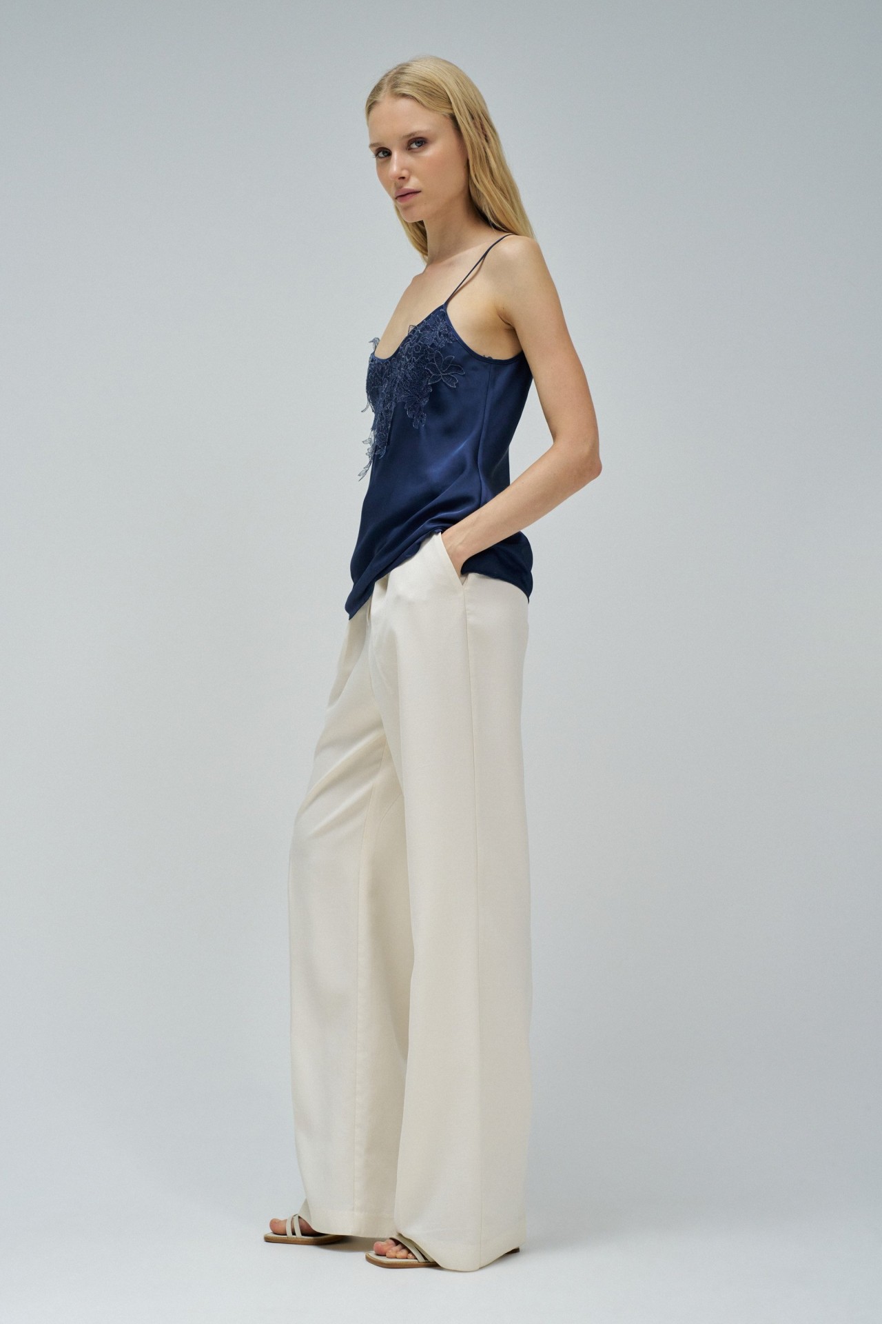 TOP SATINADO CON ENCAJE