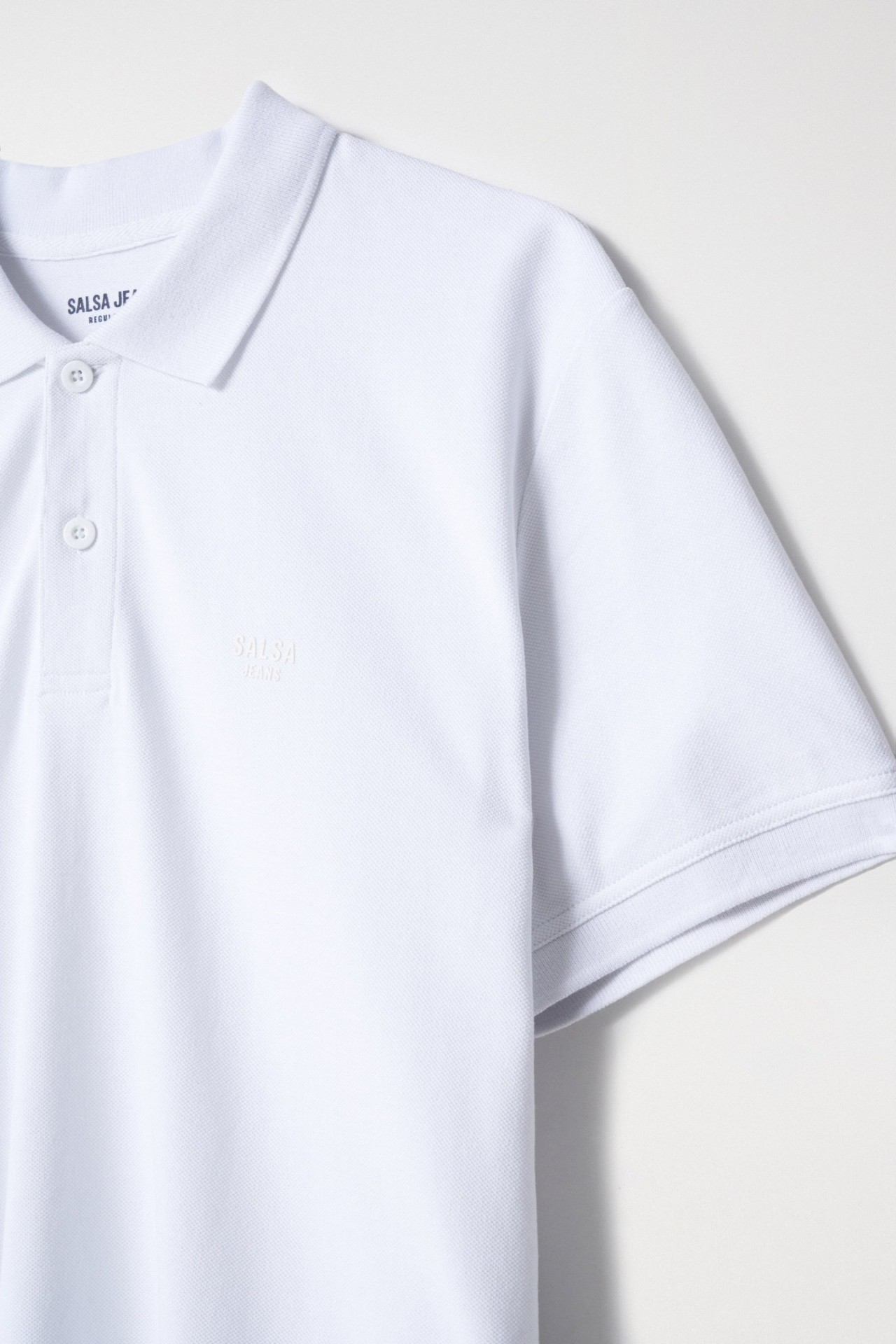 POLO WITH BRANDING DETAIL