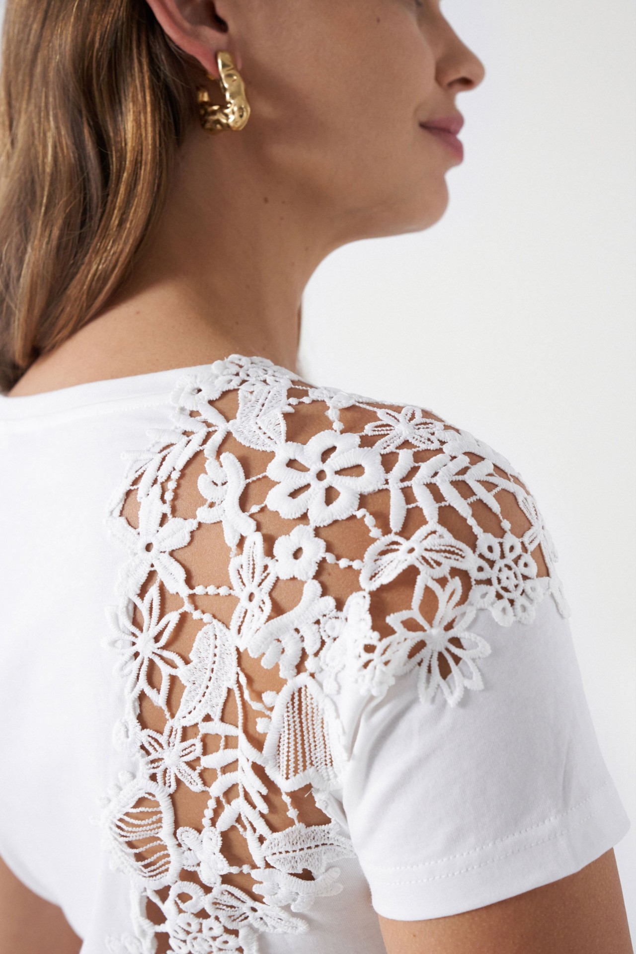 T-SHIRT WITH LACE