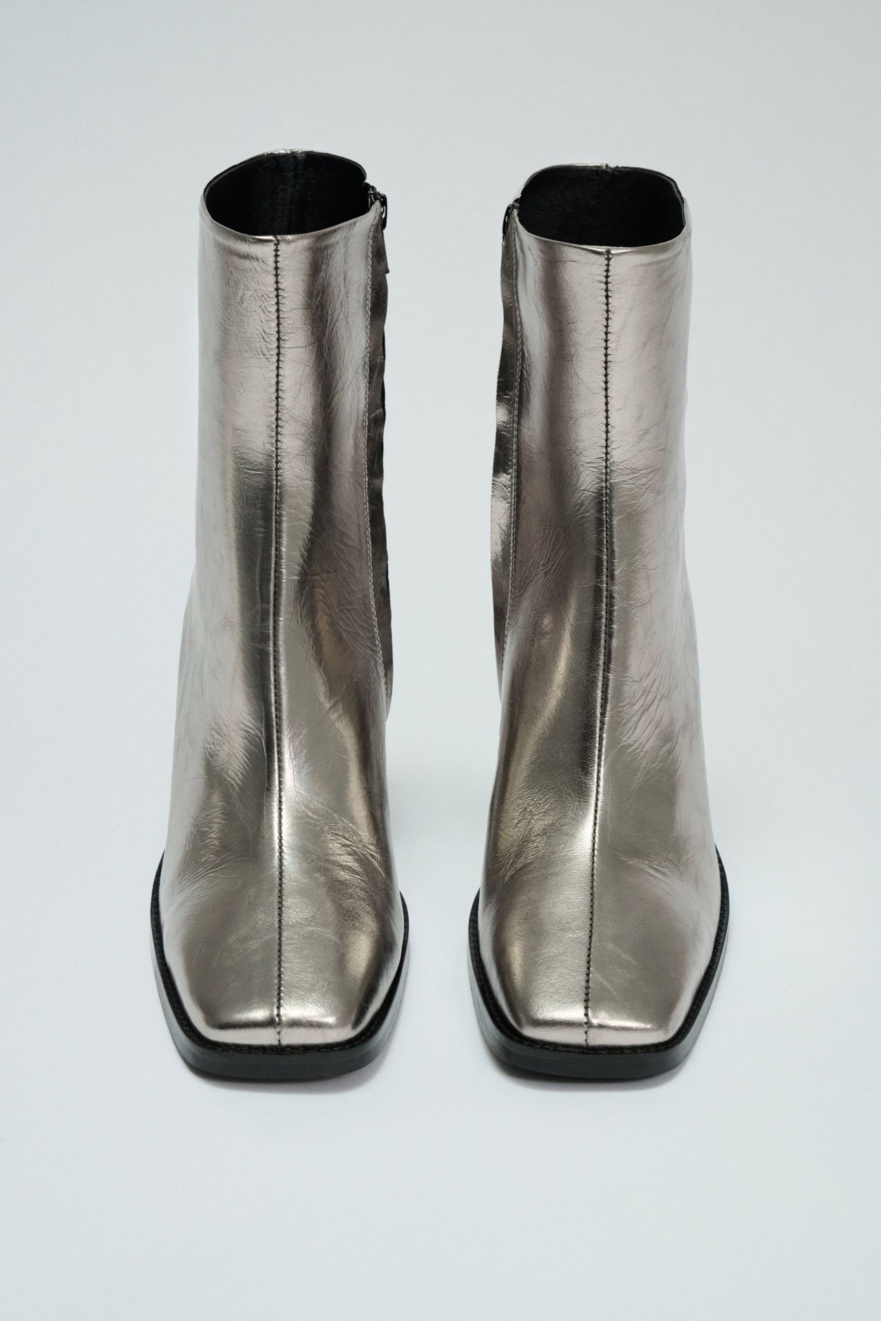 STIEFEL AUS METALLISCHER LEDER