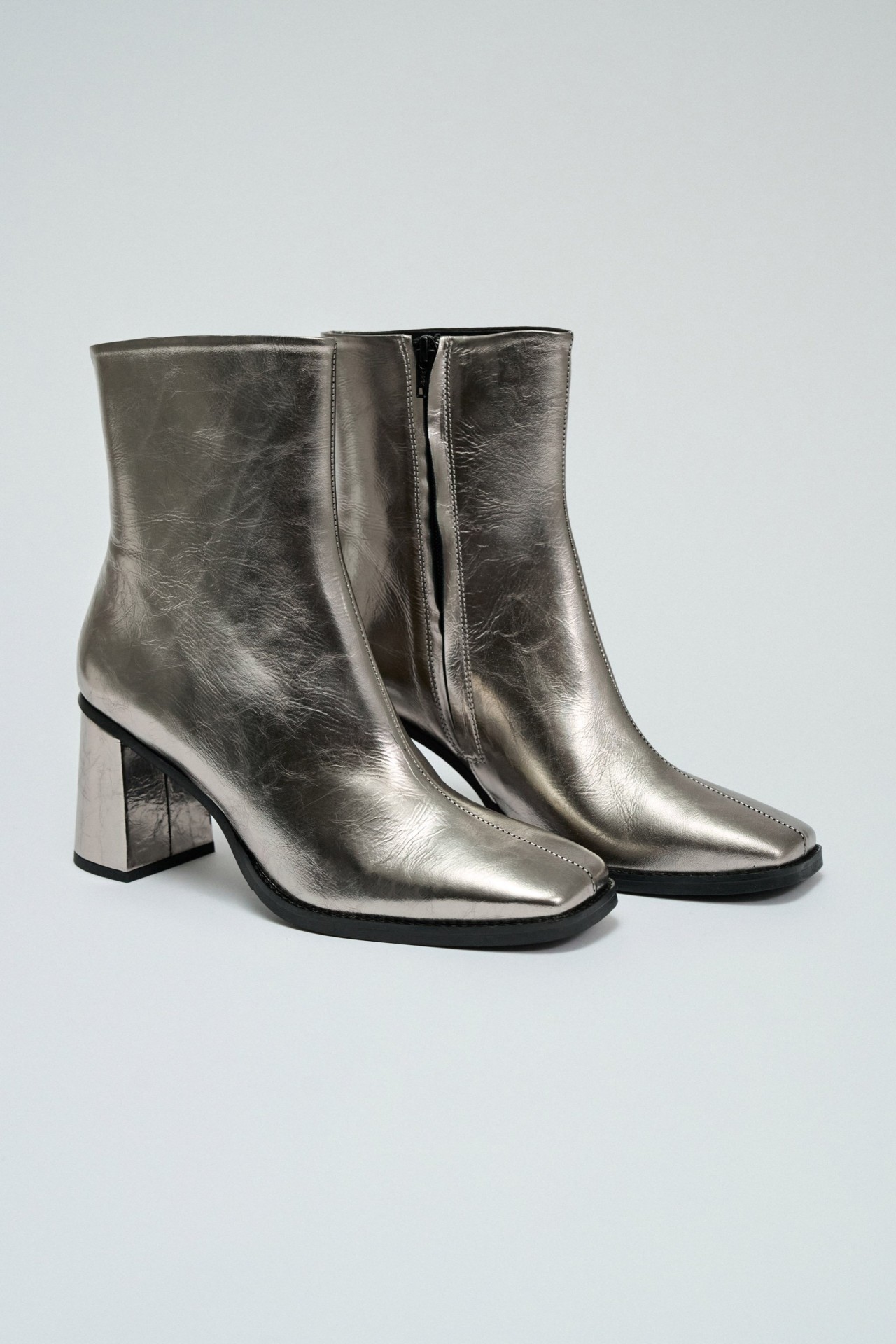 STIEFEL AUS METALLISCHER LEDER