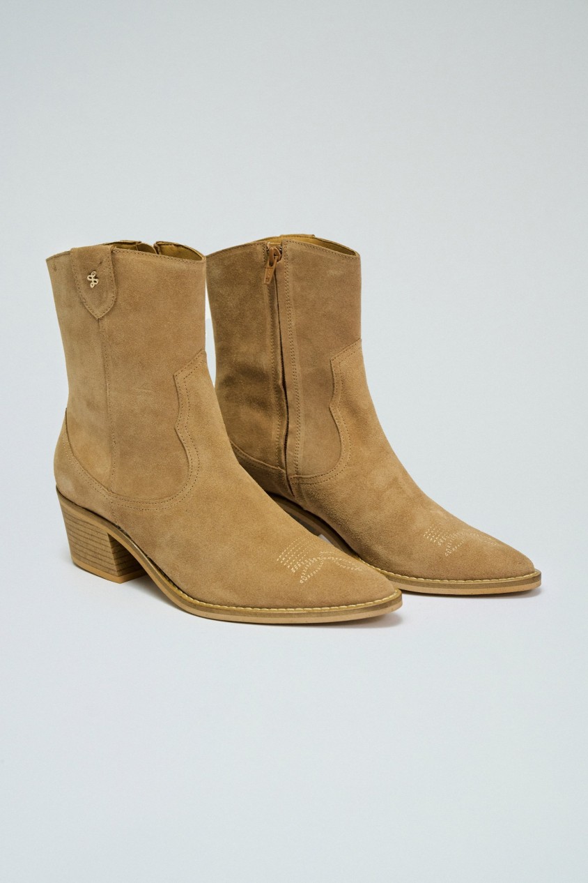 BOTAS EM PELE ESTILO COWBOY