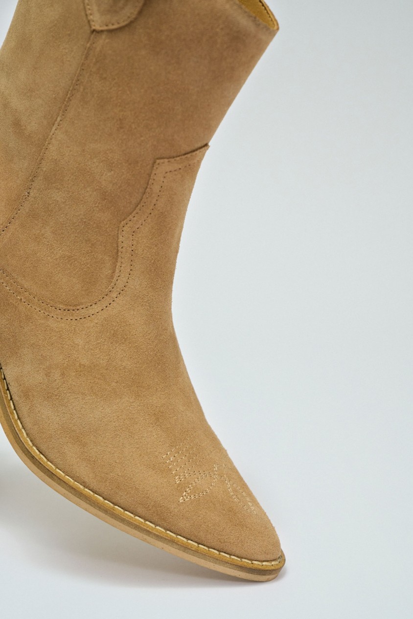 BOTAS EM PELE ESTILO COWBOY