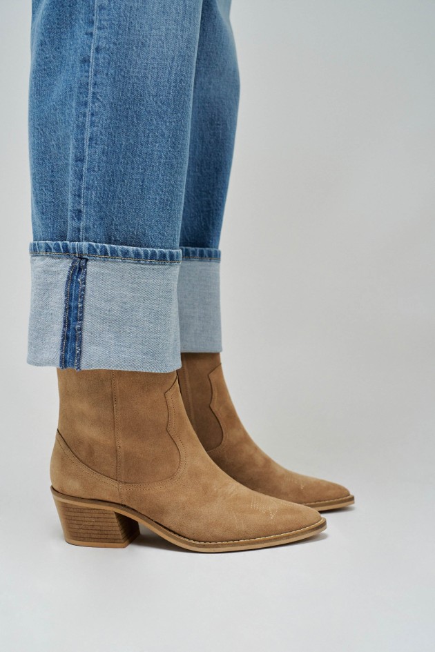 LEATHER COWBOY STYLE BOOTS