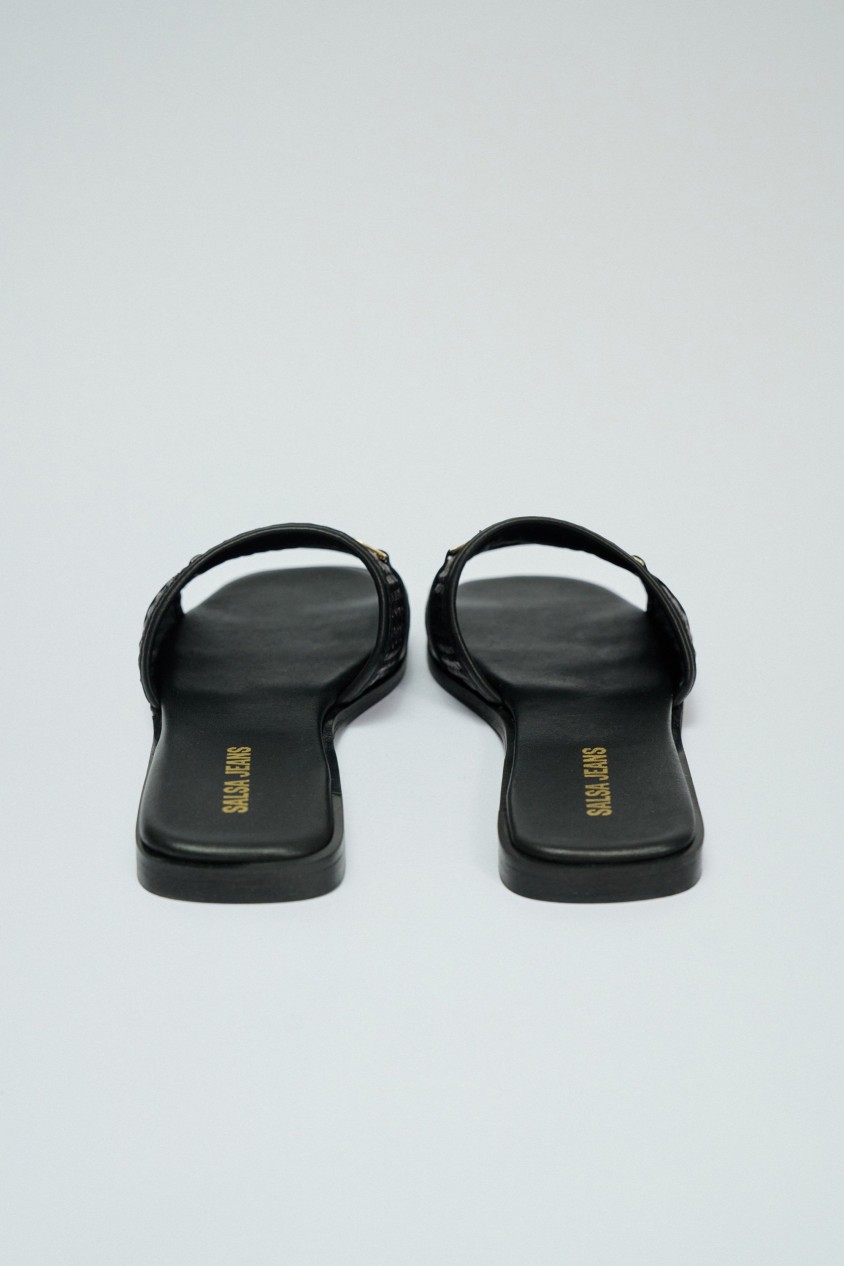 FLACHE SANDALEN AUS LEDER MIT RAFFIA