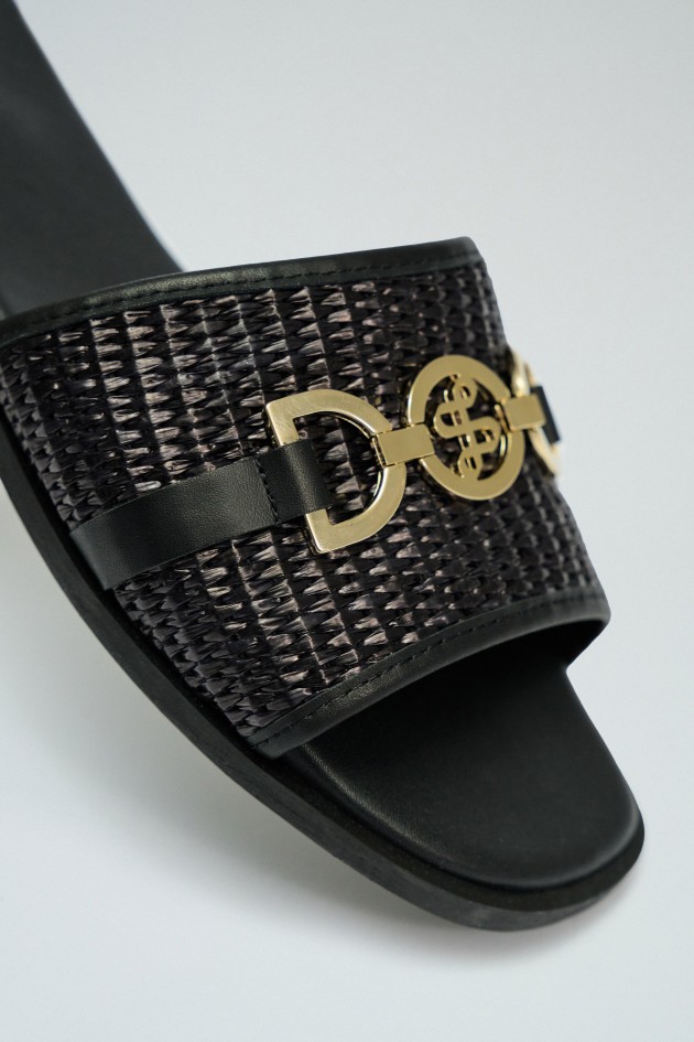 FLACHE SANDALEN AUS LEDER MIT RAFFIA