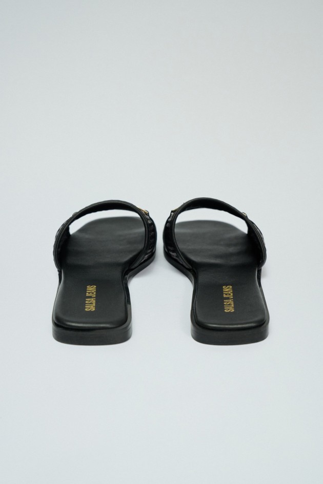 FLACHE SANDALEN AUS LEDER MIT RAFFIA