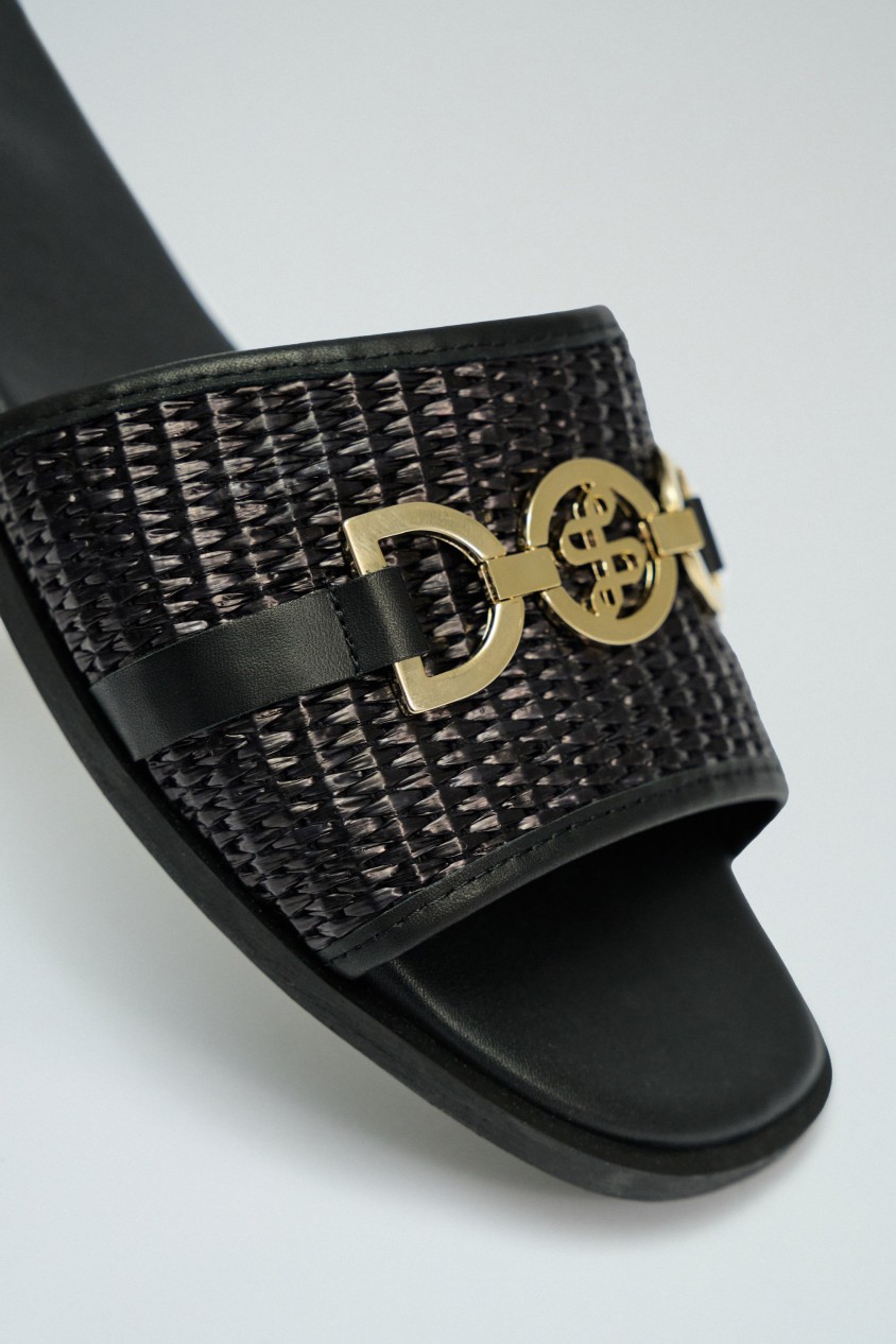 FLACHE SANDALEN AUS LEDER MIT RAFFIA