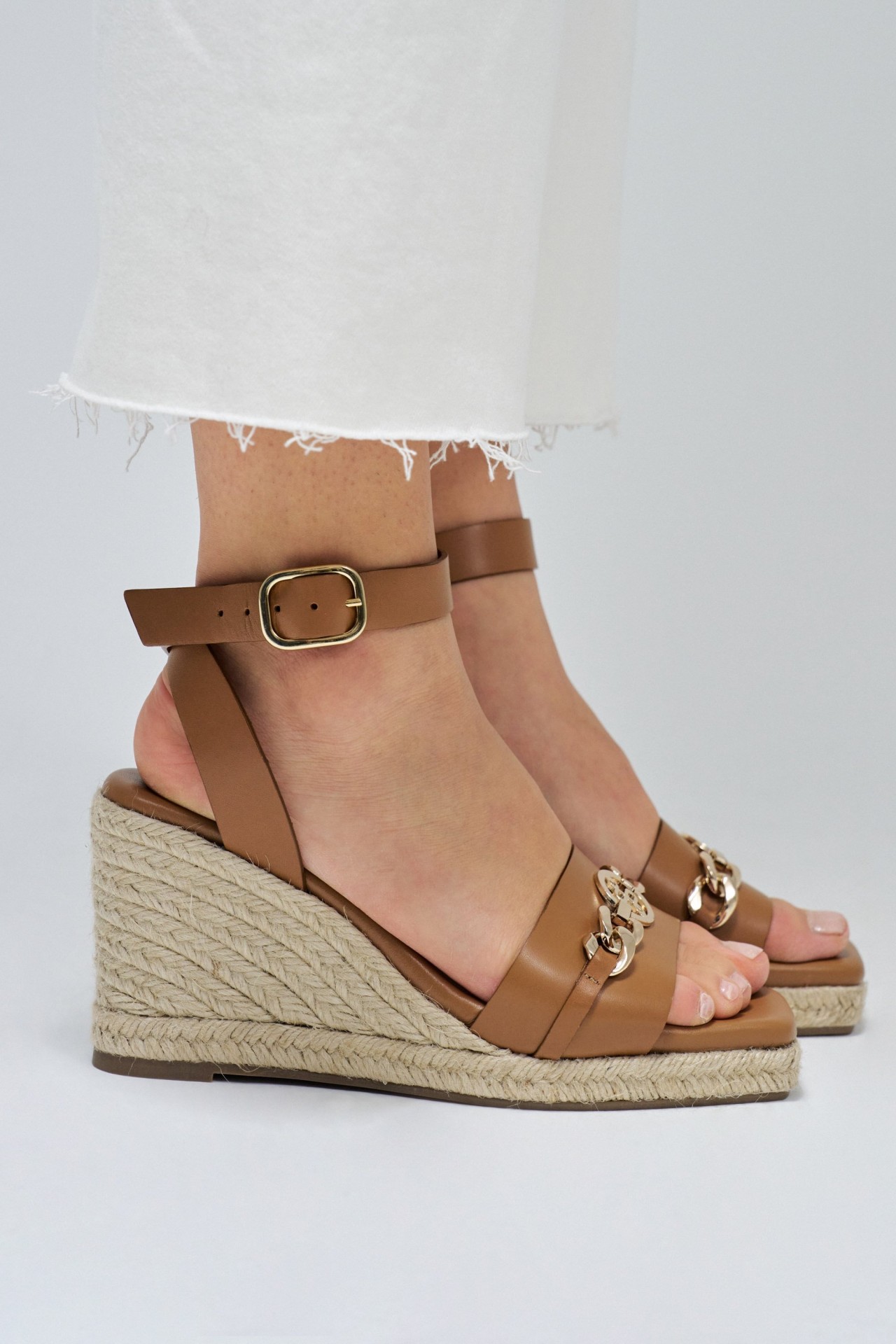 SANDALIAS DE PIEL CON CUA