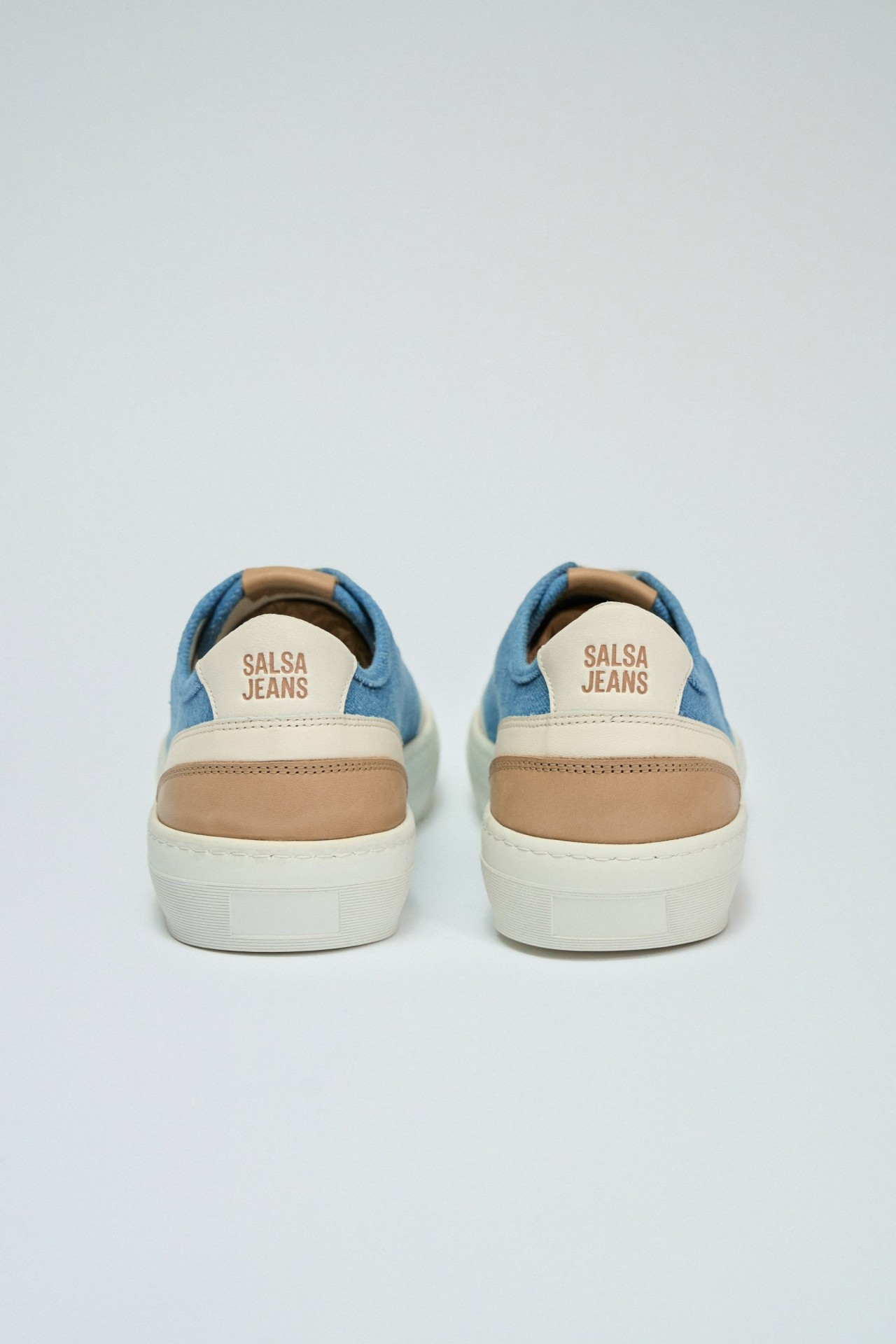 TURNSCHUHE AUS DENIM UND LEDER