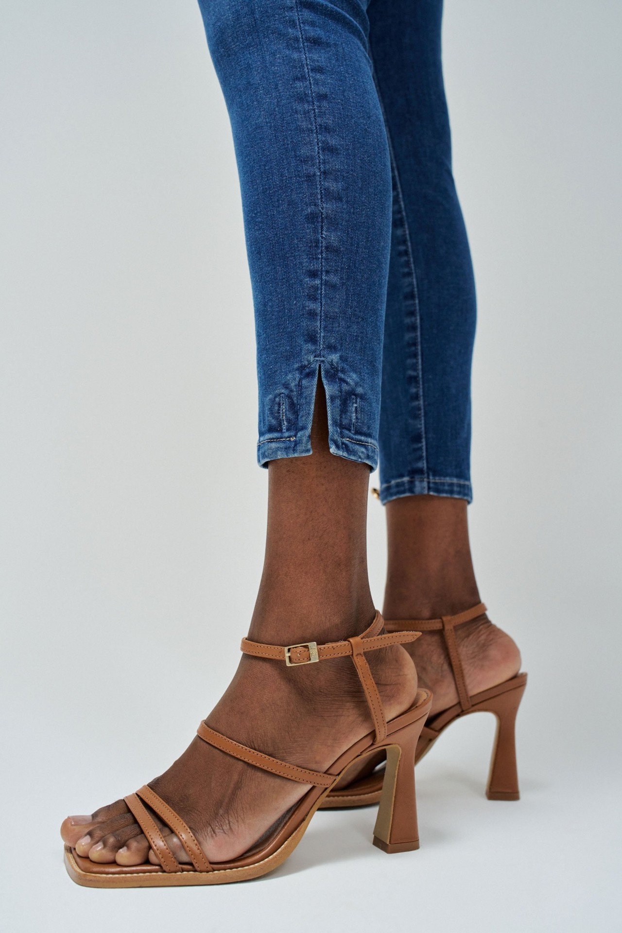 SECRET PUSH IN CROPPED SKINNY JEANS