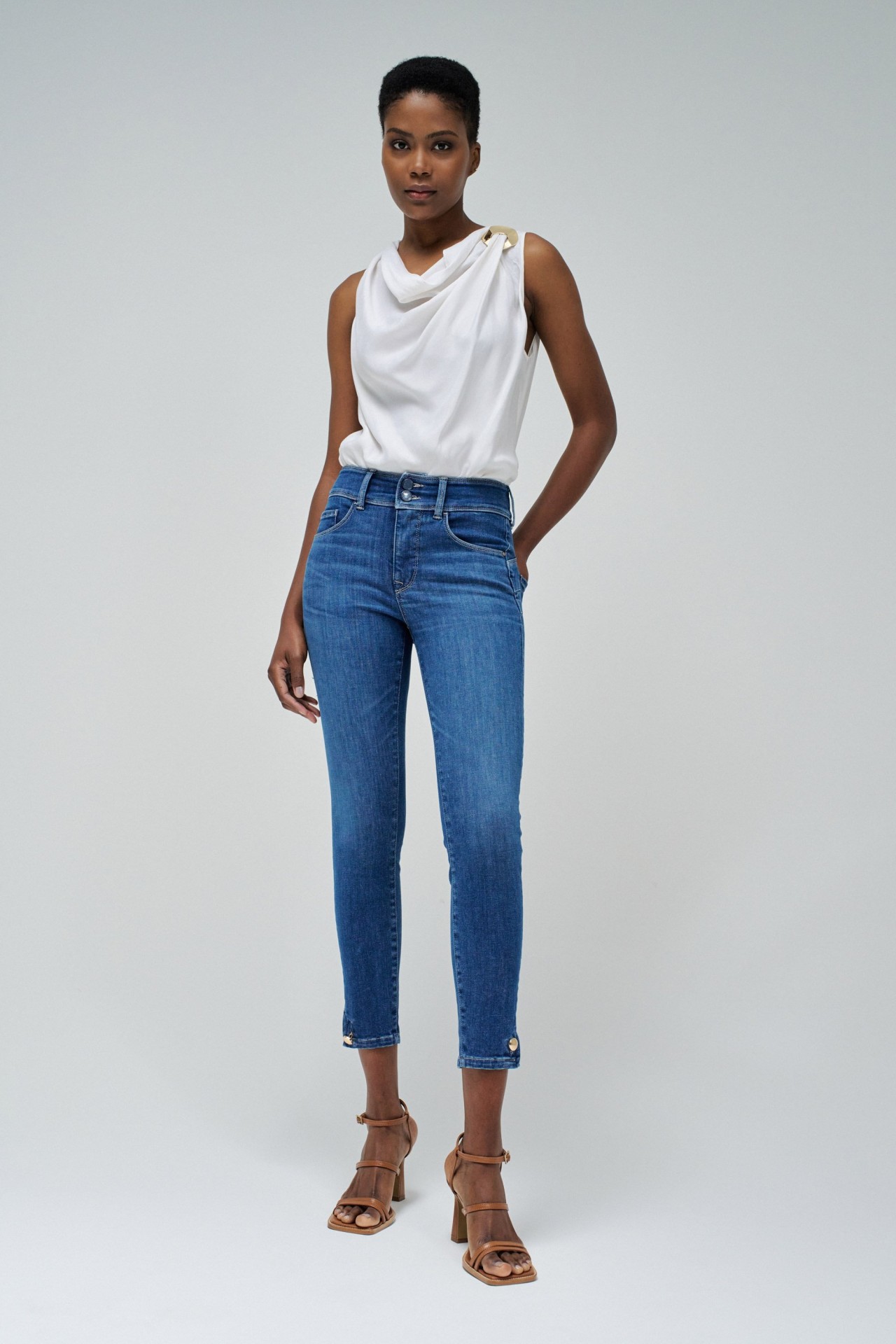 SECRET PUSH IN CROPPED SKINNY JEANS
